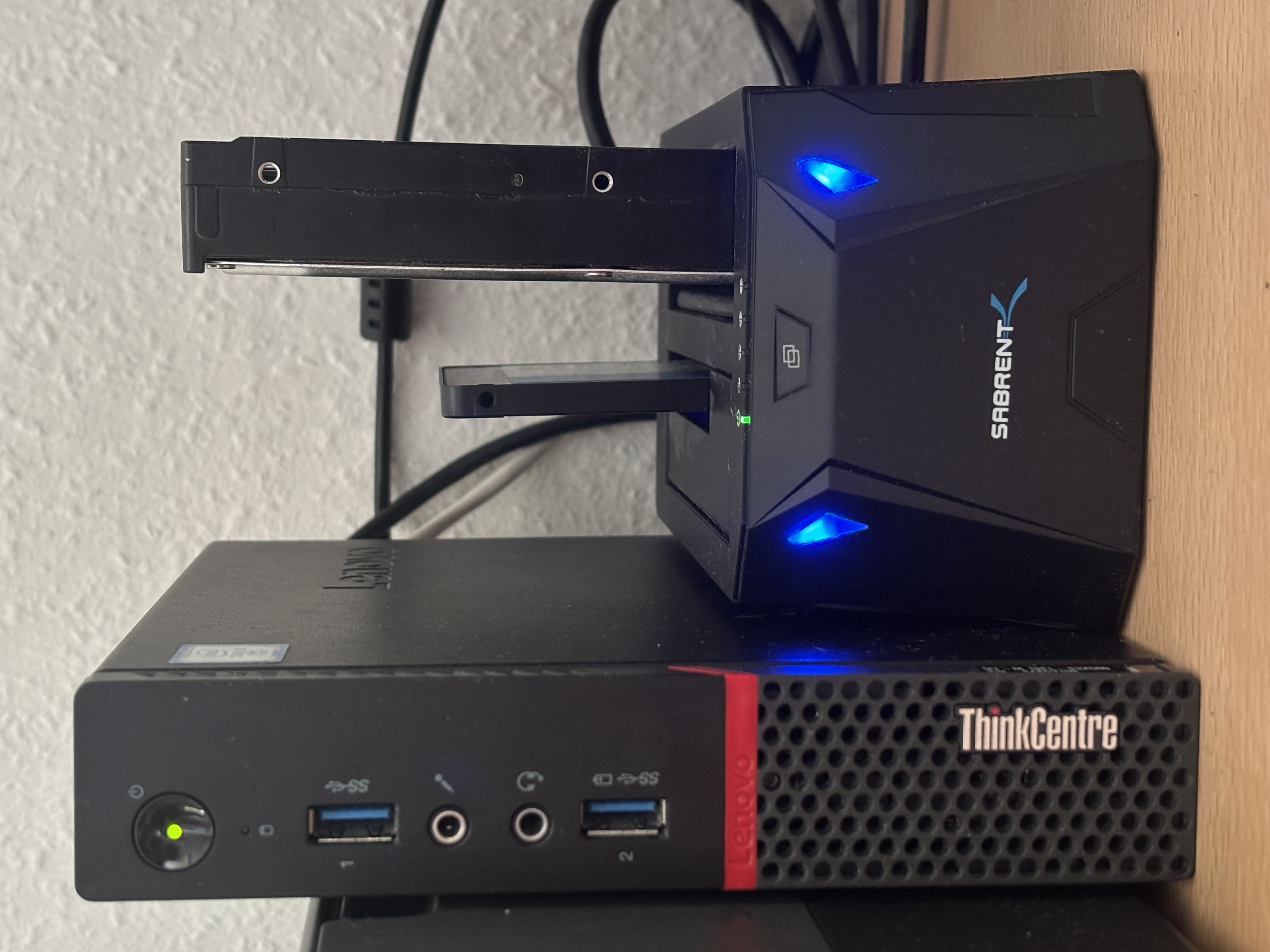 Mini-PC mit Docking-Station für zwei Festplatten - das Herzstück des Homeserver-Setups